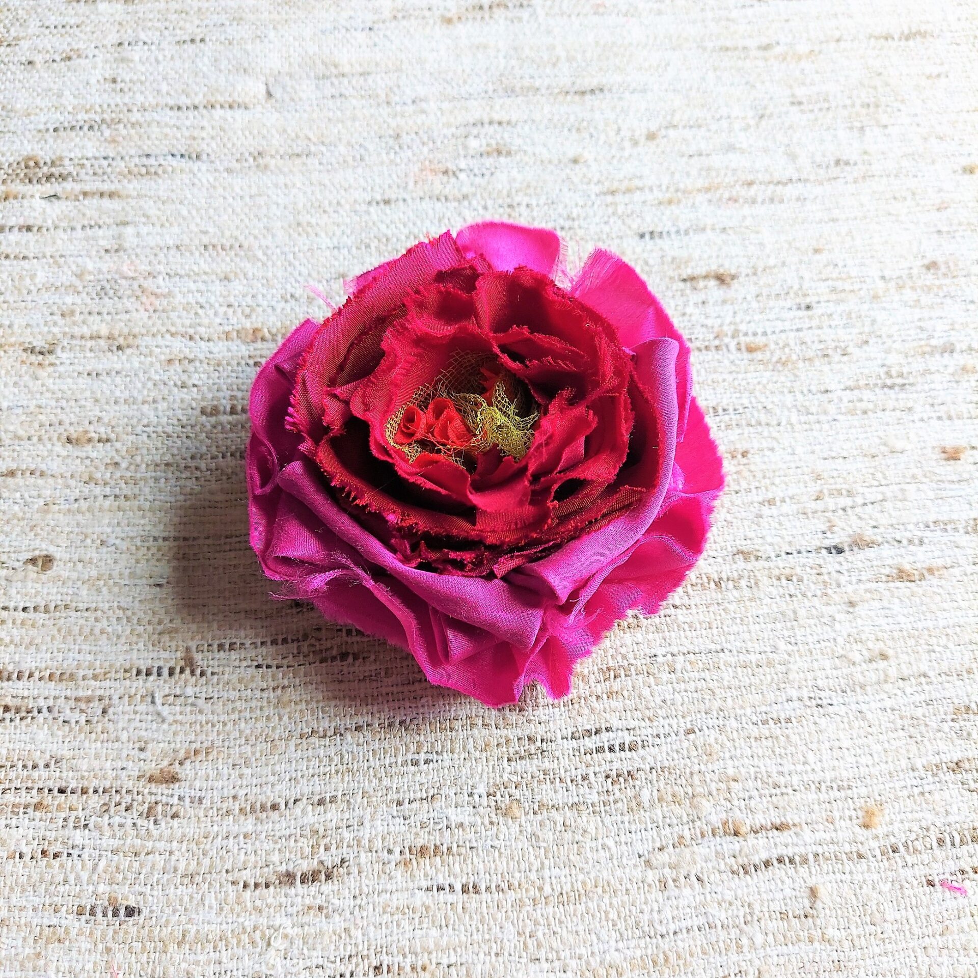 Broche “Rose foncée”